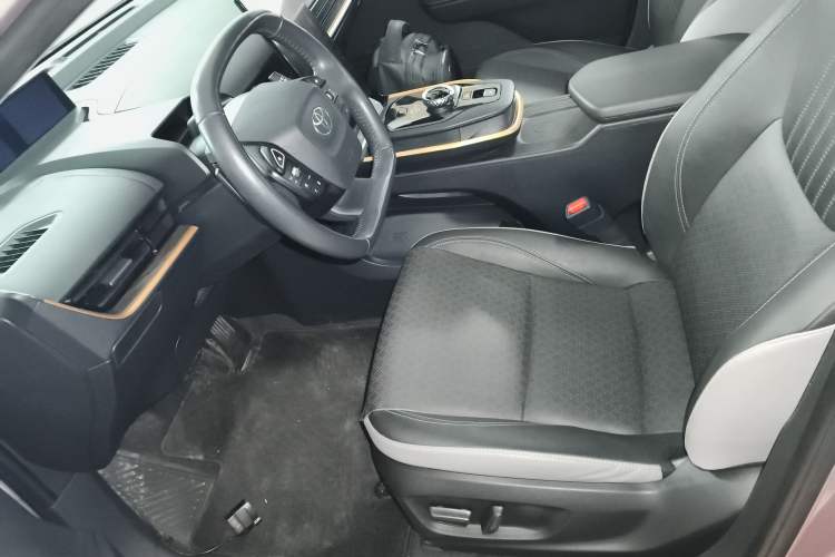 Used Toyota bZ3 2023 616 km Long-Range Premium Left Front Seat
