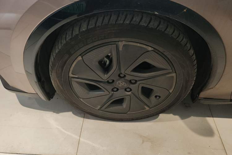 Used Toyota bZ3 2023 616 km Long-Range Premium Left Front Wheel Hub