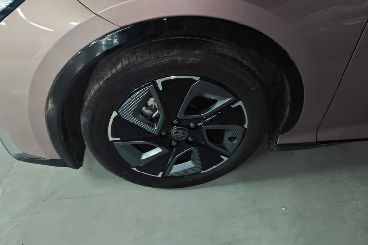 Used Toyota bZ3 2023 616 km Long-Range Premium Left Front Wheel Hub