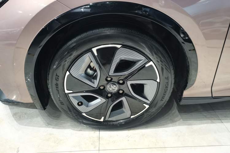 Used Toyota bZ3 2023 616 km Long-Range Premium Left Front Wheel Hub