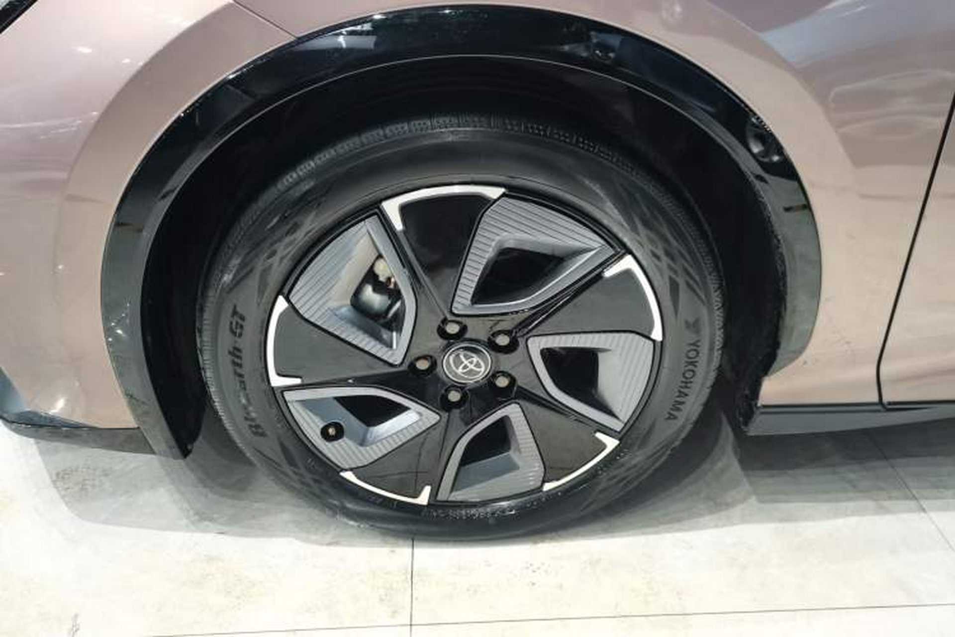 Used Toyota bZ3 2023 616 km Long-Range Premium Left Front Wheel Hub