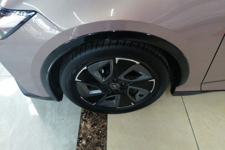 Used Toyota bZ3 2023 616 km Long-Range Premium Left Front Wheel Hub