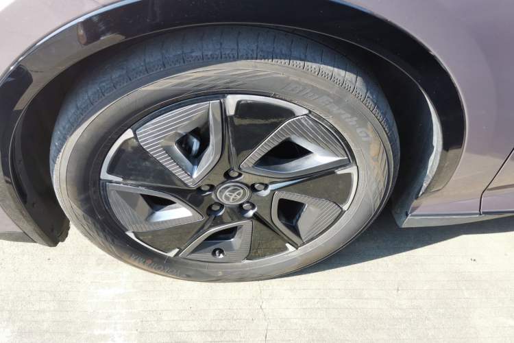Used Toyota bZ3 2023 616 km Long-Range Premium Left Front Wheel Hub