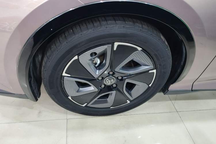 Used Toyota bZ3 2023 616 km Long-Range Premium Left Front Wheel Hub