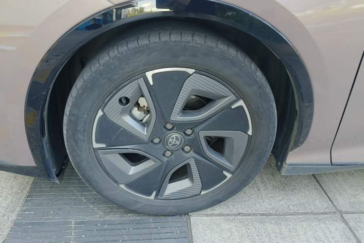 Used Toyota bZ3 2023 616 km Long-Range Premium Left Front Wheel Hub