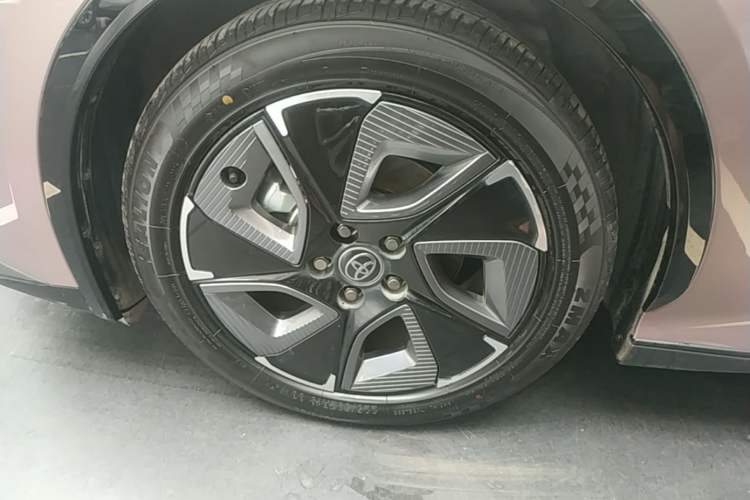 Used Toyota bZ3 2023 616 km Long-Range Premium Left Front Wheel Hub