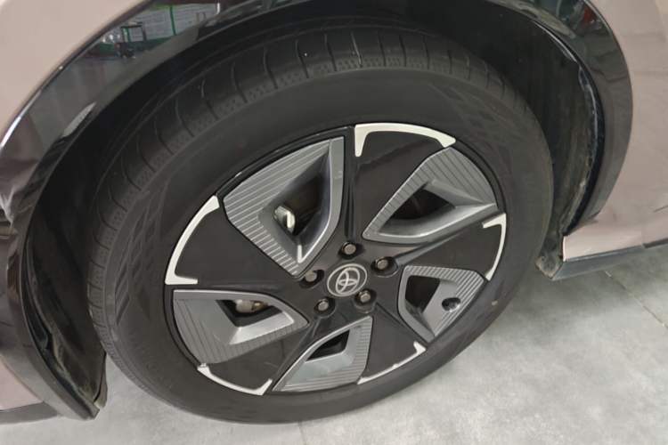 Used Toyota bZ3 2023 616 km Long-Range Premium Left Front Wheel Hub
