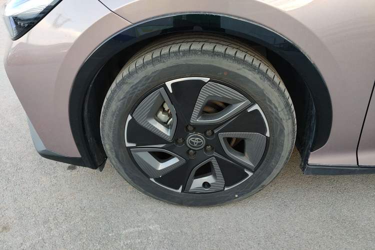 Used Toyota bZ3 2023 616 km Long-Range Premium Left Front Wheel Hub