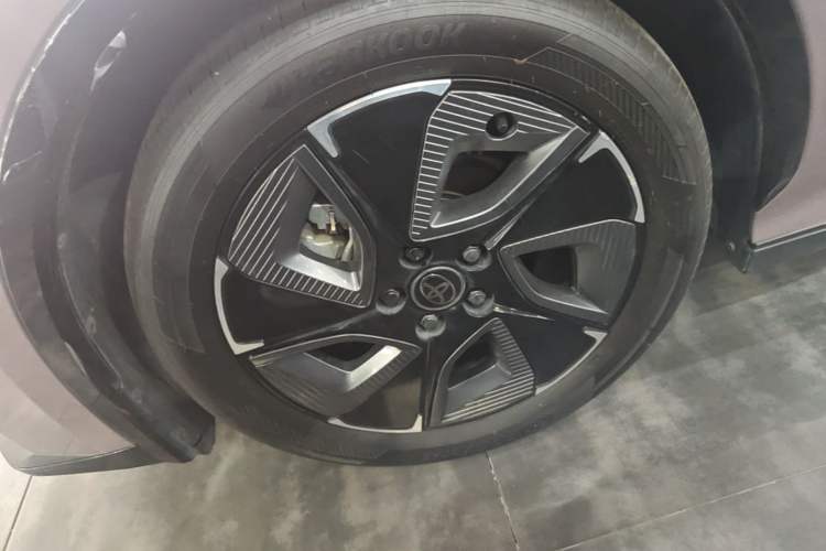 Used Toyota bZ3 2023 616 km Long-Range Premium Left Front Wheel Hub