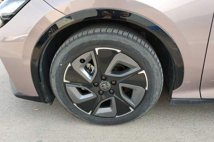 Used Toyota bZ3 2023 616 km Long-Range Premium Left Front Wheel Hub