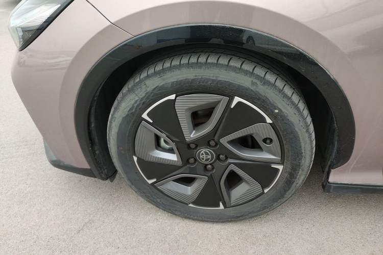 Used Toyota bZ3 2023 616 km Long-Range Premium Left Front Wheel Hub