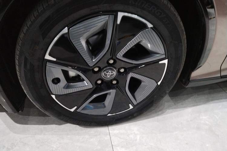 Used Toyota bZ3 2023 616 km Long-Range Premium Left Front Wheel Hub