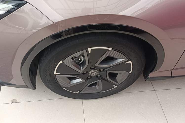 Used Toyota bZ3 2023 616 km Long-Range Premium Left Front Wheel Hub