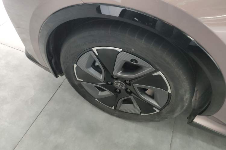 Used Toyota bZ3 2023 616 km Long-Range Premium Left Front Wheel Hub