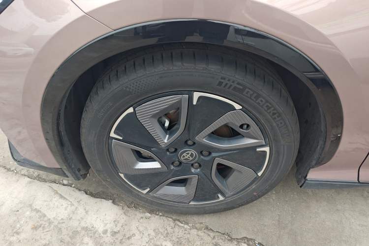 Used Toyota bZ3 2023 616 km Long-Range Premium Left Front Wheel Hub