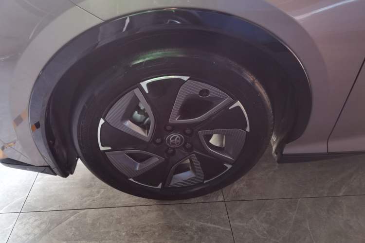 Used Toyota bZ3 2023 616 km Long-Range Premium Left Front Wheel Hub