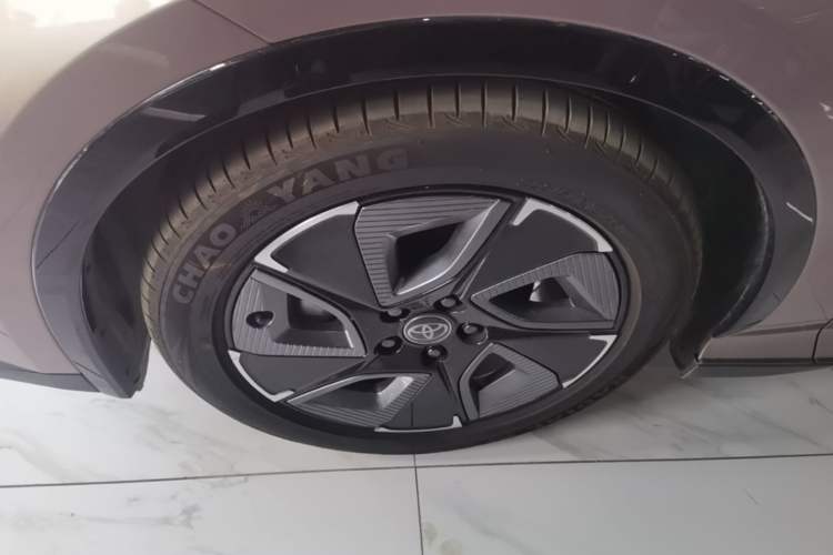 Used Toyota bZ3 2023 517 km Elite PRO Left Front Wheel Hub