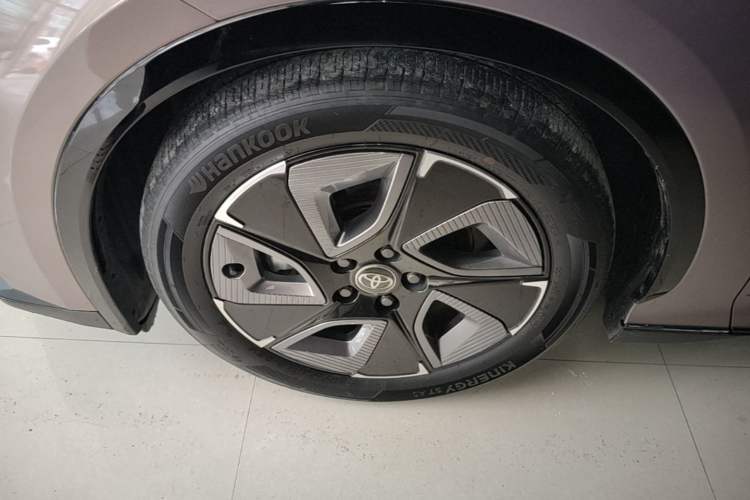 Used Toyota bZ3 2023 616 km Long-Range Premium Left Front Wheel Hub