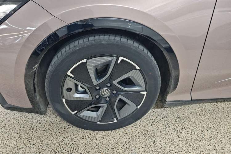Used Toyota bZ3 2023 616 km Long-Range Premium Left Front Wheel Hub