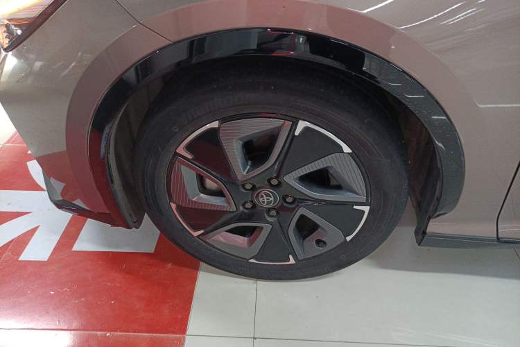 Used Toyota bZ3 2023 616 km Long-Range PRO Left Front Wheel Hub