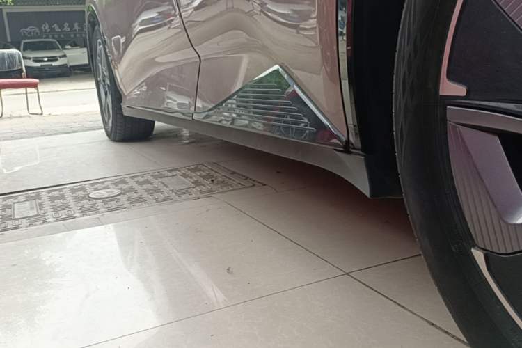 Used Toyota bZ3 2023 616 km Long-Range Premium Left Side Sill