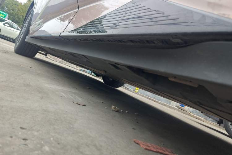 Used Toyota bZ3 2023 616 km Long-Range Premium Left Side Sill