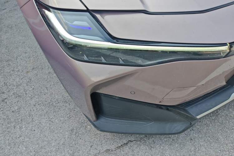 Used Toyota bZ3 2023 616 km Long-Range Premium Right Front Headlight
