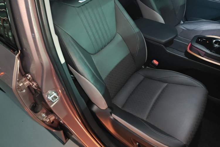 Used Toyota bZ3 2023 616 km Long-Range Premium Right Front Seat