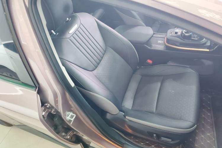 Used Toyota bZ3 2023 616 km Long-Range Premium Right Front Seat