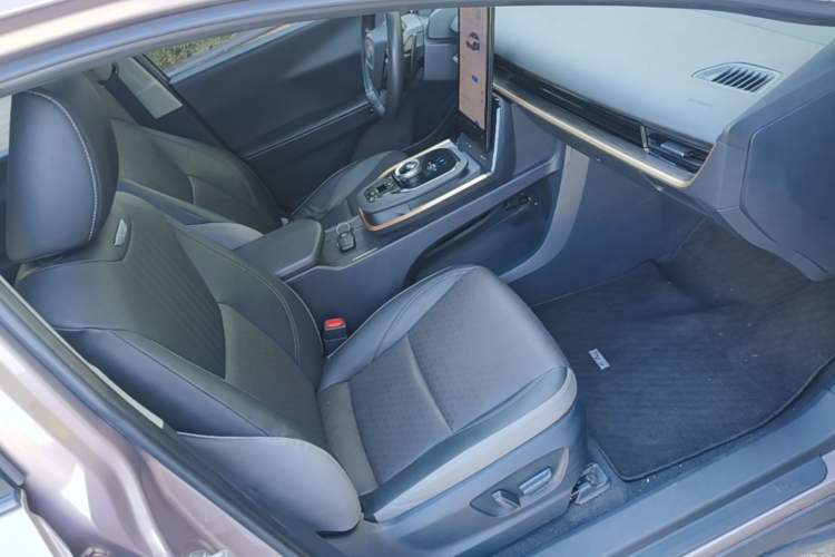 Used Toyota bZ3 2023 616 km Long-Range Premium Right Front Seat