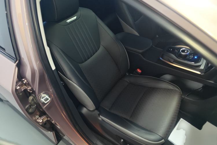 Used Toyota bZ3 2023 616 km Long-Range Premium Right Front Seat