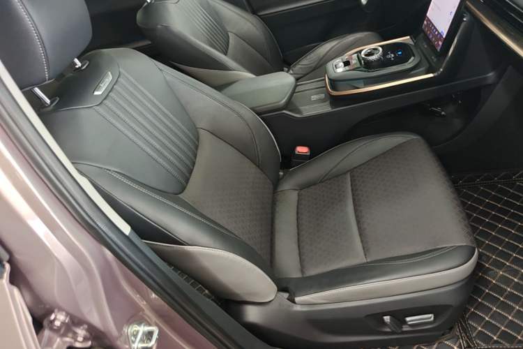 Used Toyota bZ3 2023 616 km Long-Range Premium Right Front Seat