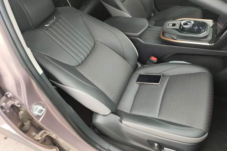 Used Toyota bZ3 2023 616 km Long-Range Premium Right Front Seat