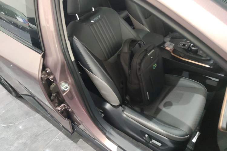 Used Toyota bZ3 2023 616 km Long-Range PRO Right Front Seat