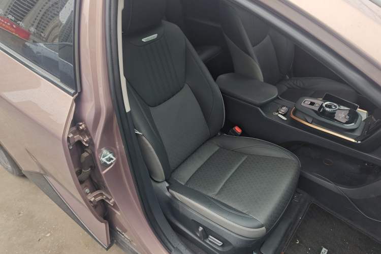 Used Toyota bZ3 2023 616 km Long-Range Premium Right Front Seat