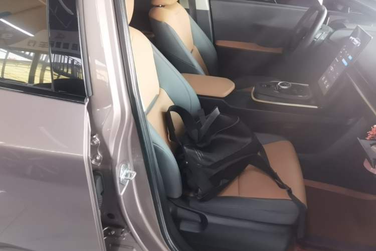 Used Toyota bZ3 2023 517 km Elite PRO Right Front Seat