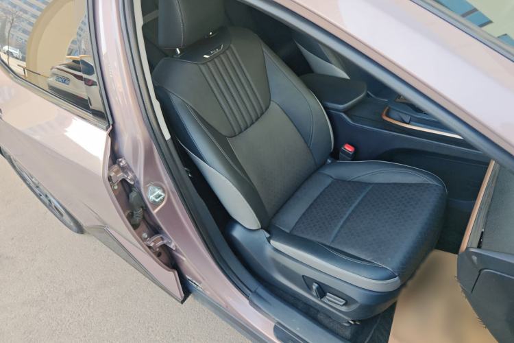 Used Toyota bZ3 2023 616 km Long-Range Premium Right Front Seat