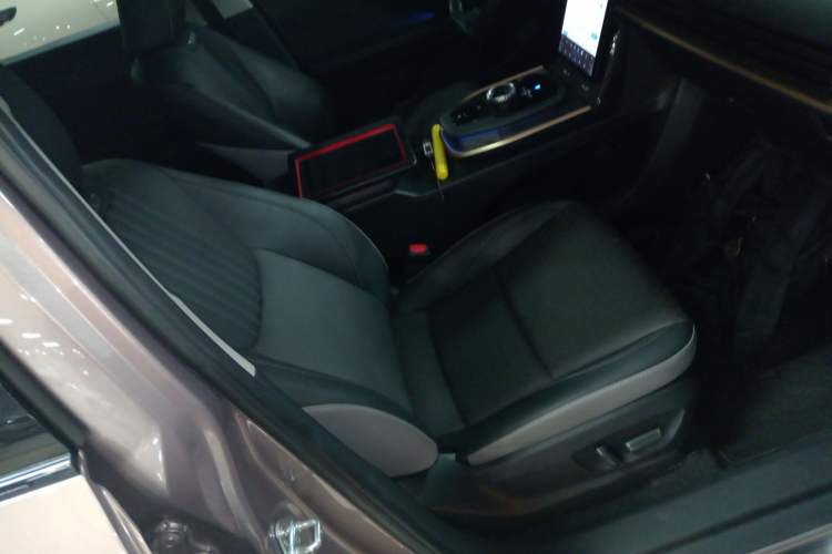 Used Toyota bZ3 2023 616 km Long-Range Premium Right Front Seat