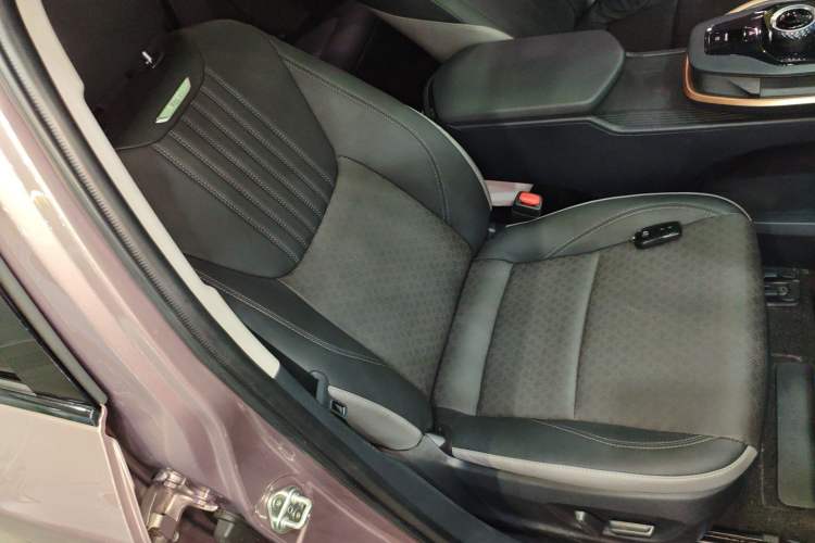 Used Toyota bZ3 2023 616 km Long-Range Premium Right Front Seat