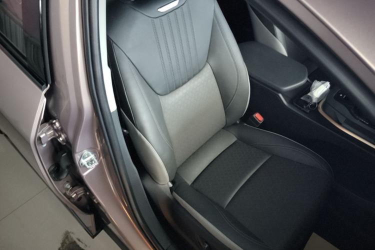 Used Toyota bZ3 2023 616 km Long-Range Premium Right Front Seat