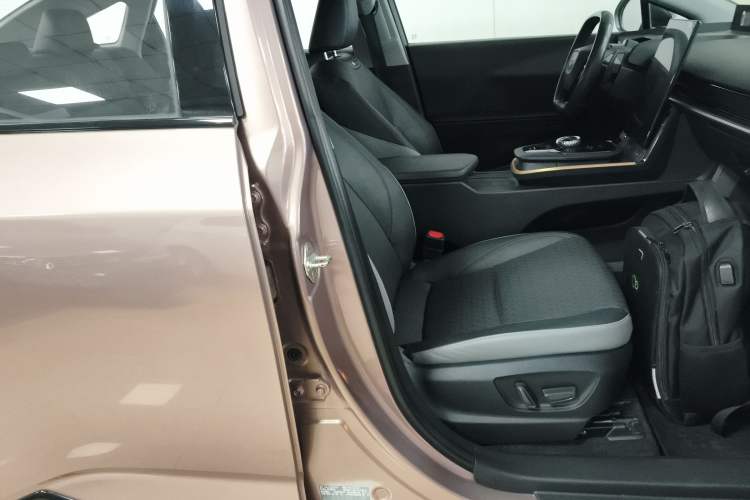Used Toyota bZ3 2023 616 km Long-Range Premium Right Front Seat