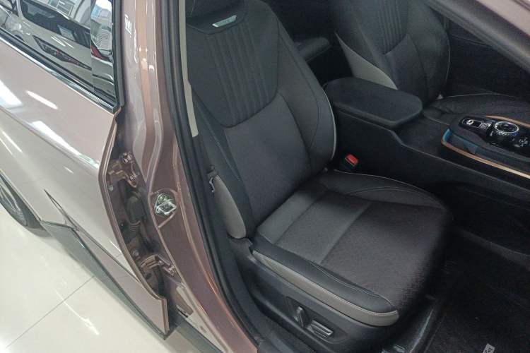 Used Toyota bZ3 2023 616 km Long-Range PRO Right Front Seat