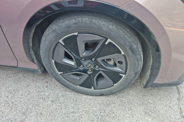 Used Toyota bZ3 2023 616 km Long-Range Premium Right Front Wheel Hub