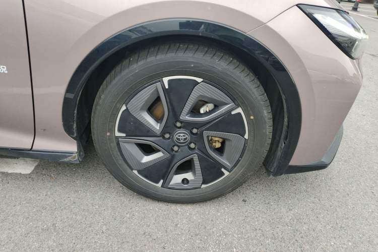 Used Toyota bZ3 2023 616 km Long-Range Premium Right Front Wheel Hub