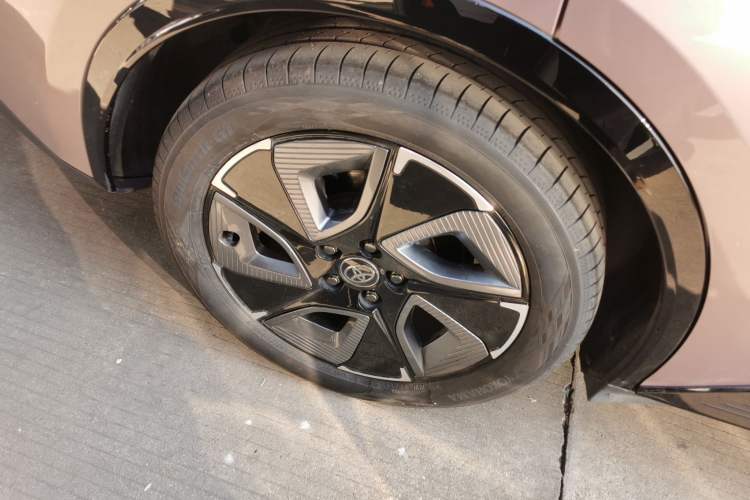 Used Toyota bZ3 2023 616 km Long-Range Premium Right Rear Wheel Hub