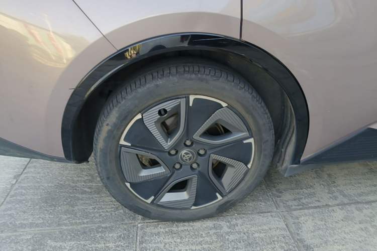 Used Toyota bZ3 2023 616 km Long-Range Premium Right Rear Wheel Hub