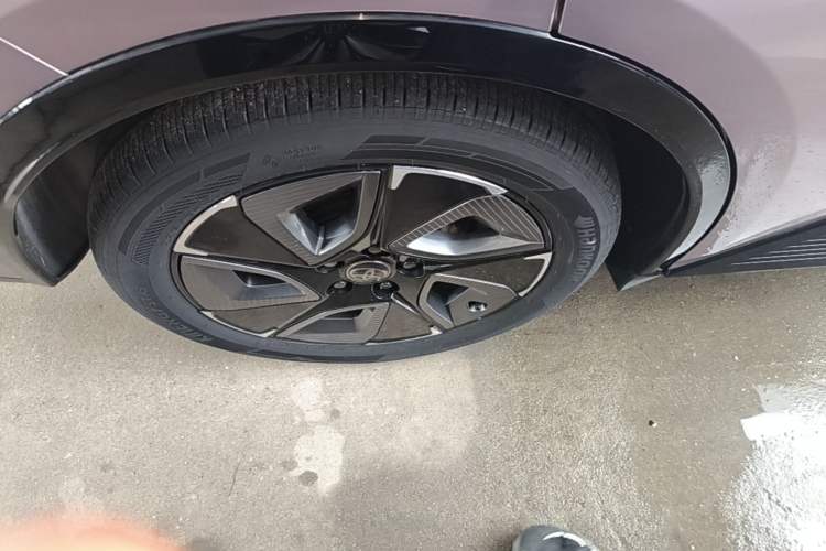 Used Toyota bZ3 2023 616 km Long-Range Premium Right Rear Wheel Hub