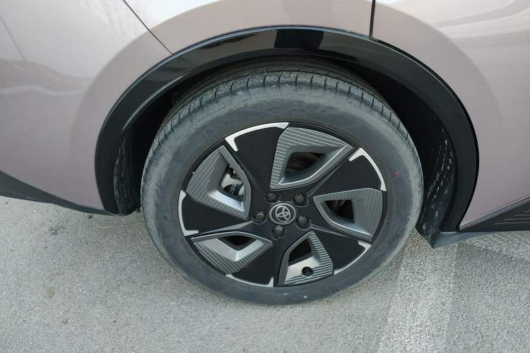 Used Toyota bZ3 2023 616 km Long-Range Premium Right Rear Wheel Hub
