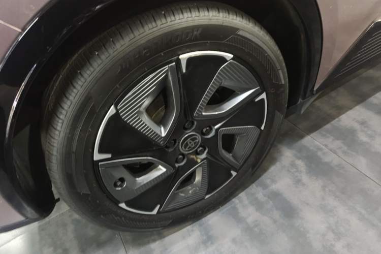 Used Toyota bZ3 2023 616 km Long-Range Premium Right Rear Wheel Hub