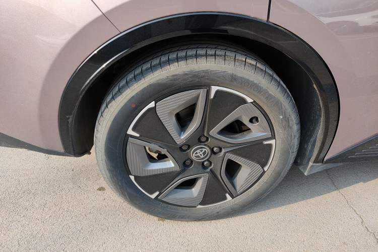 Used Toyota bZ3 2023 616 km Long-Range Premium Right Rear Wheel Hub